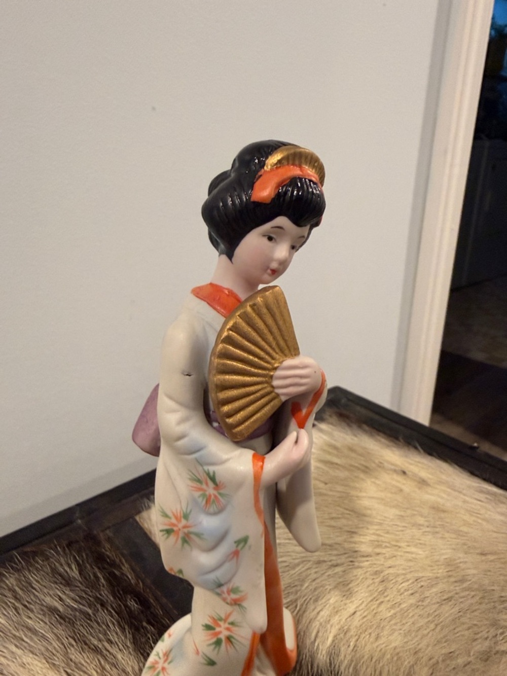 Small Hand-Painted Porcelain Geisha Figurine in White and Orange with Gold Fan - Picture 2 of 5